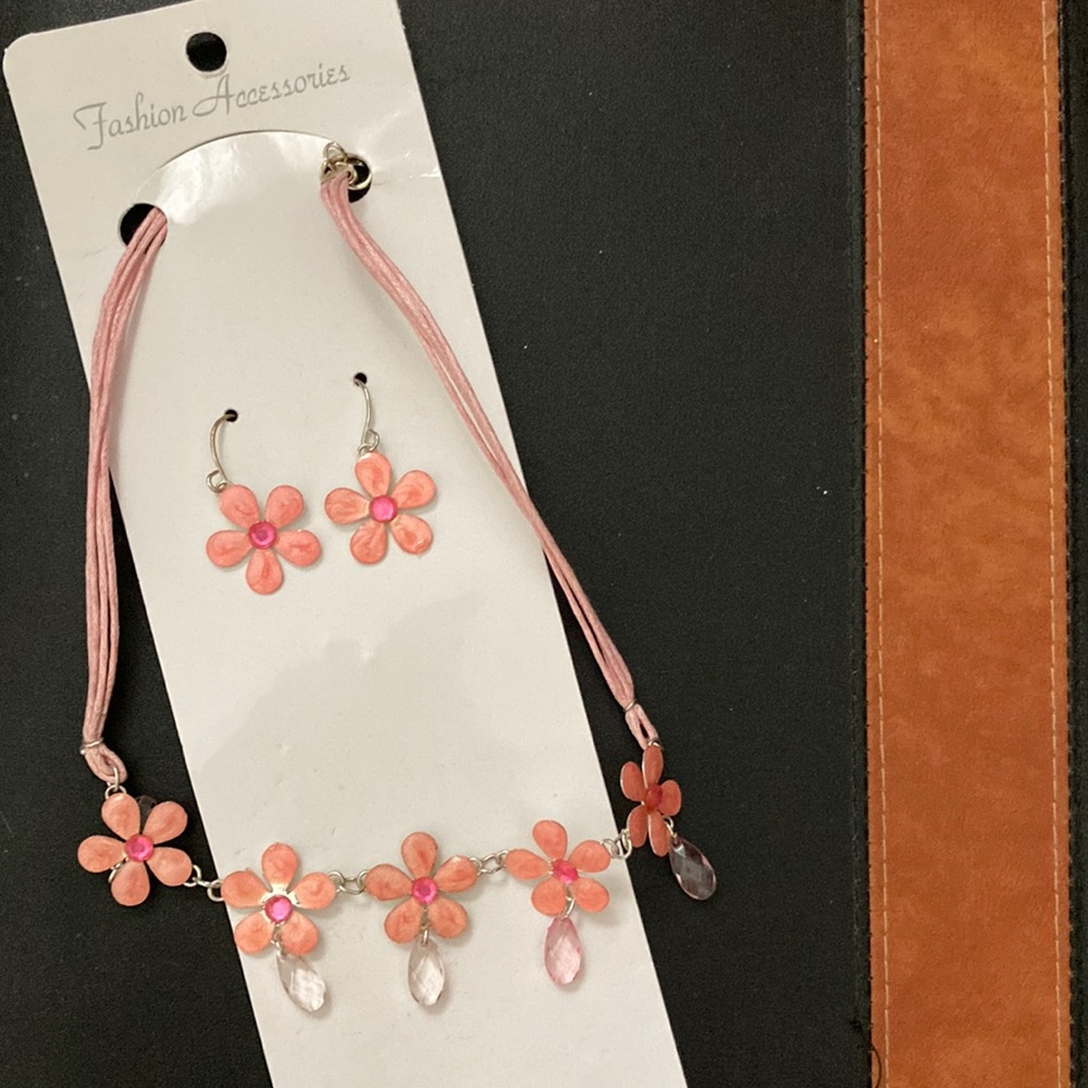 Matching necklace and earrings, with pink flower designs in good condition